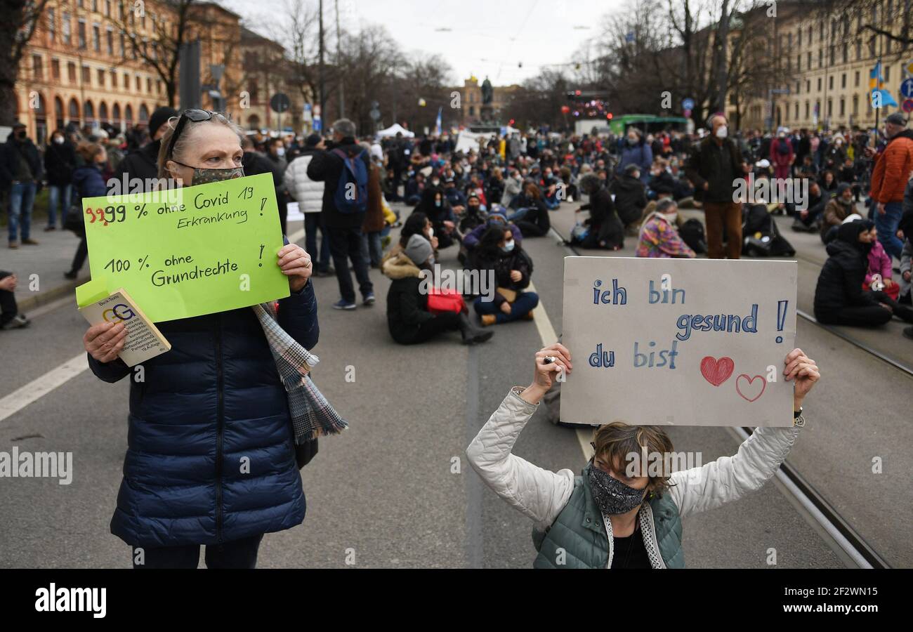 München, Deutschland. März 2021, 13th. Demonstranten halten Plakate auf der Demonstration gegen Maßnahmen der Bundesregierung, um die Ausbreitung von Corona einzudämmen. Quelle: Angelika Warmuth/dpa/Alamy Live News Stockfoto