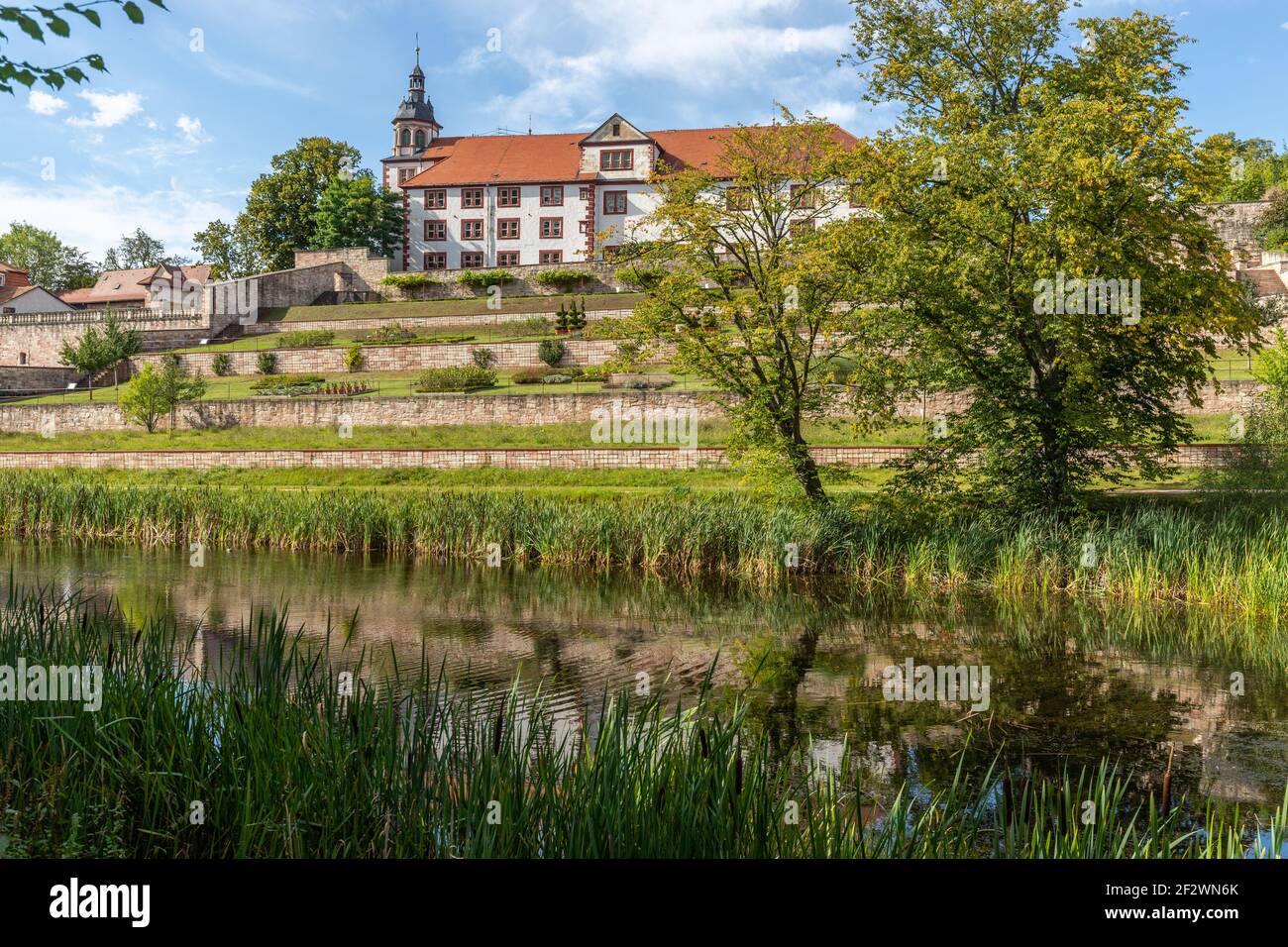 Blick auf Schloss Wilhelmsburg in Schmalkalden, Thüringen mit Park und Teich im Vordergrund Stockfoto