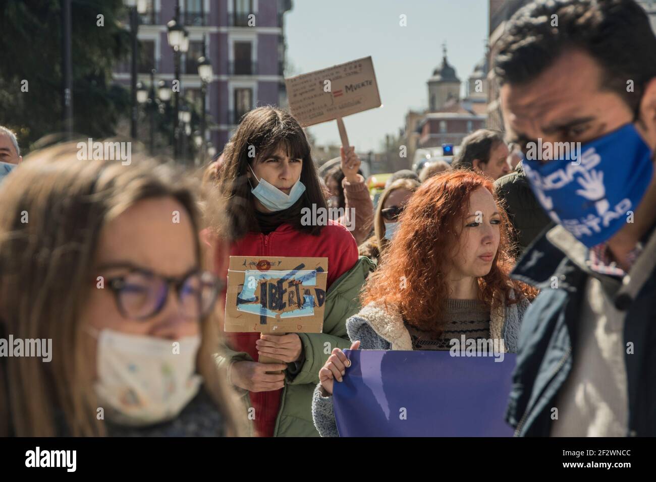 Die Coronavirus-Verweigerungsbewegung Bewegung für Freiheit und Bürgerrechte. Und Lehrer für die Wahrheit sind diesen 13. März von der Gran Vía de San Francisco Straße zur Plaza de Oriente marschiert. Diese Bewegungen deuten darauf hin, dass die spanische Regierung Rechte und Freiheiten, Rechte und Freiheiten von einer Krankheit wegnimmt, die nicht einmal zuverlässige Beweise hat. Sie zeigen auch, dass die Regierung gegen die gesamte Bürgerschaft ist, wegen einer Überfluß von unkongruen und zufälligen Regeln, ohne jede Logik, Was am Ende eine instabile Realität, dass es keine klaren Parameter, wo sicher zu bewegen. Stockfoto