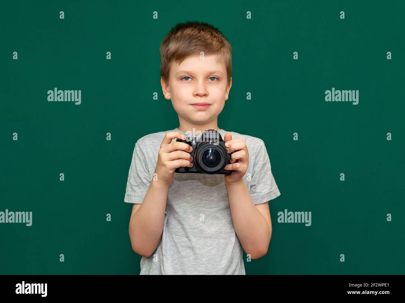 Junge Kind mit einer Kamera in den Händen Stockfoto