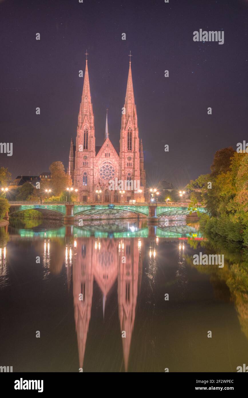 Nachtansicht der St. Pauls Kirche in Straßburg, Frankreich Stockfoto