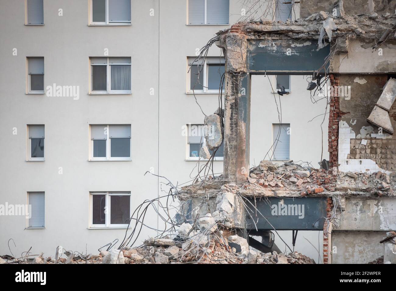Aufgrund der Schäden durch das katastrophale Erdbeben, das vor 2 Monaten den Kreis Sisak-Moslavina traf, beenden die Arbeiter den Abriss des Gebäudes Stockfoto