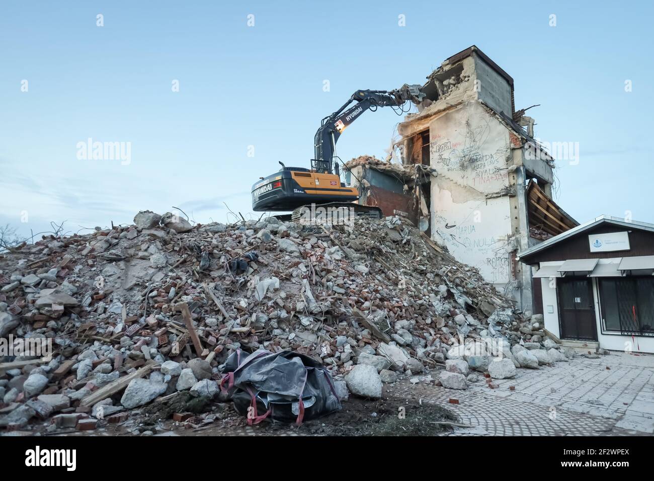 Aufgrund der Schäden durch das katastrophale Erdbeben, das vor 2 Monaten den Kreis Sisak-Moslavina traf, beenden die Arbeiter den Abriss des Gebäudes Stockfoto