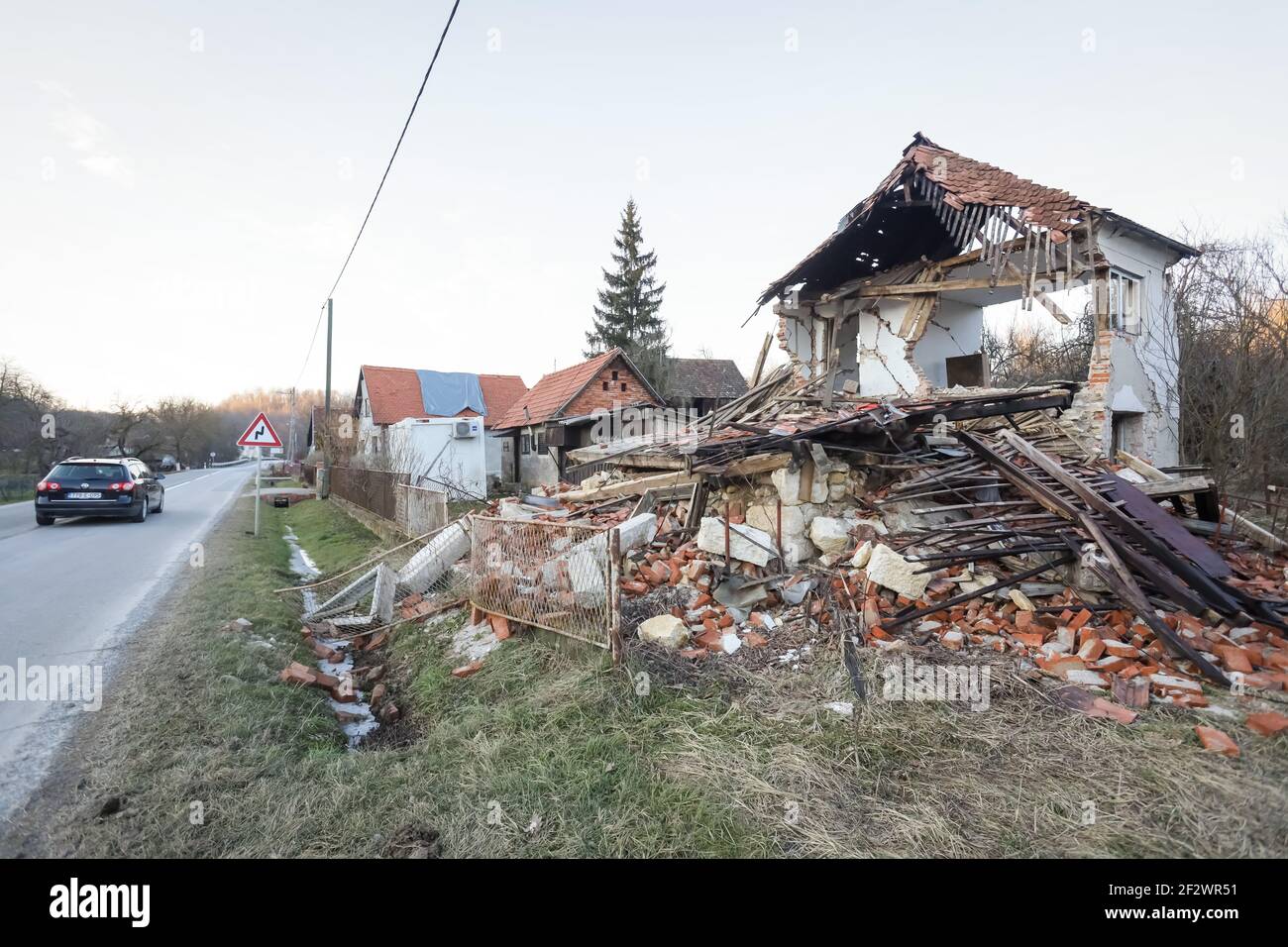 Abgerissene Häuser nach einem starken Erdbeben der Stärke 6,3, das Sisak-Moslavina County vor zwei Monaten traf. Stockfoto