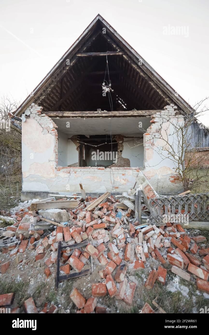 Abgerissene Häuser nach einem starken Erdbeben der Stärke 6,3, das Sisak-Moslavina County vor zwei Monaten traf. Stockfoto