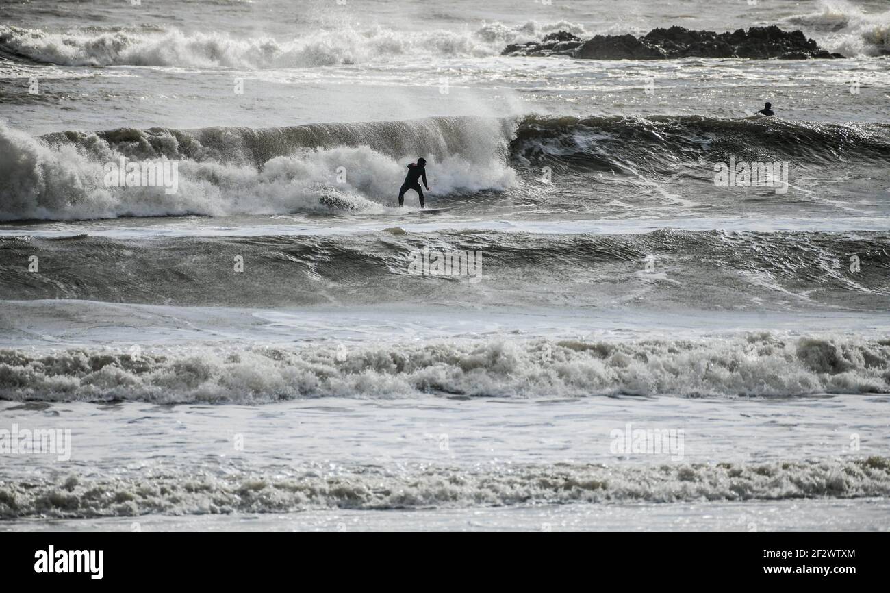 13th. März 2021, Swansea, Wales. Wellenlinien an der Langland Bay in Gower in Südwales, da starke Winde perfekte Surfbedingungen an die Küste von Südwales über das Wochenende bringen. Stockfoto