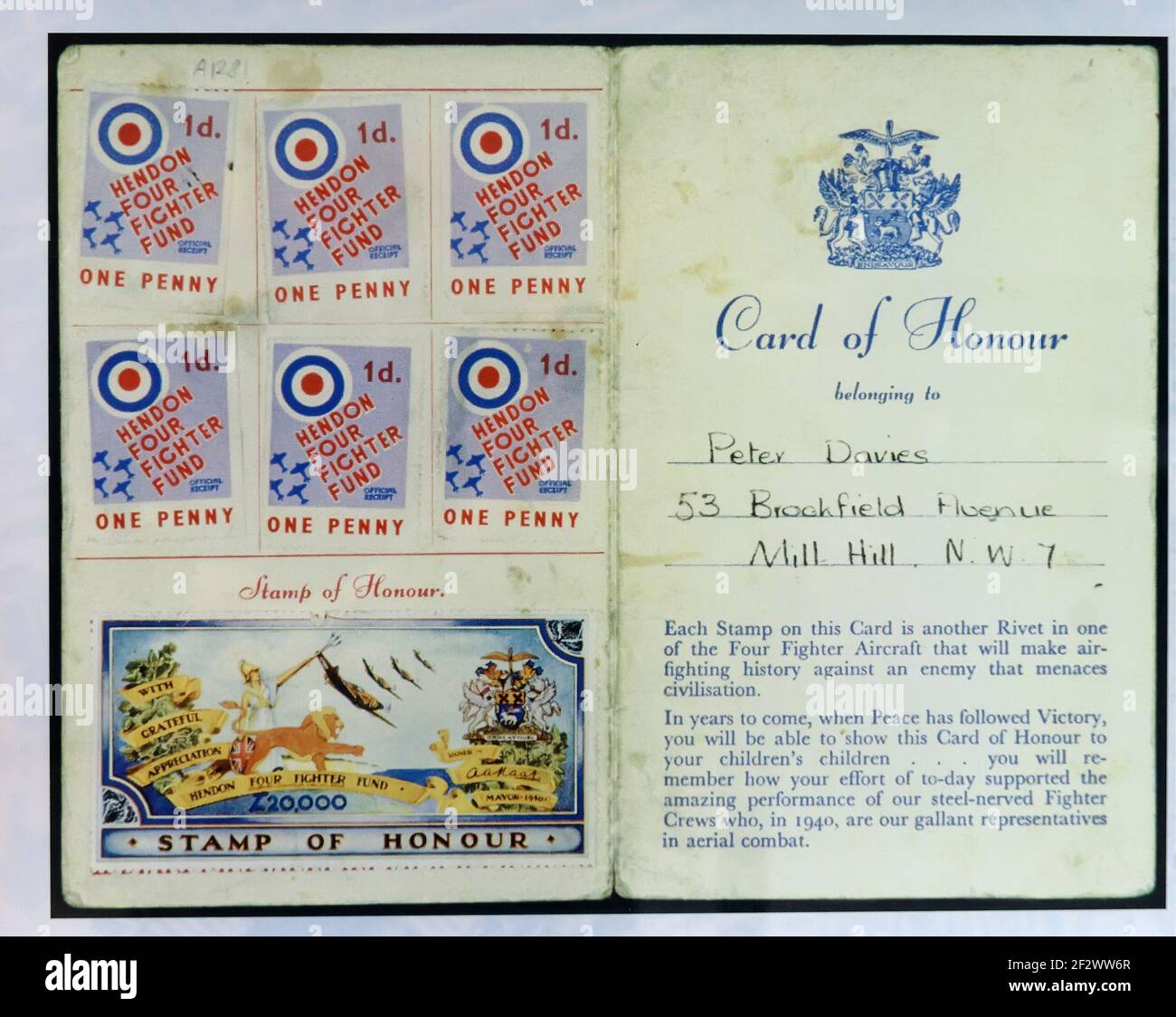 Ein WW2 Card of Honor Booklet mit einem Penny Spitfire Briefmarken des Fighter Fund Stockfoto