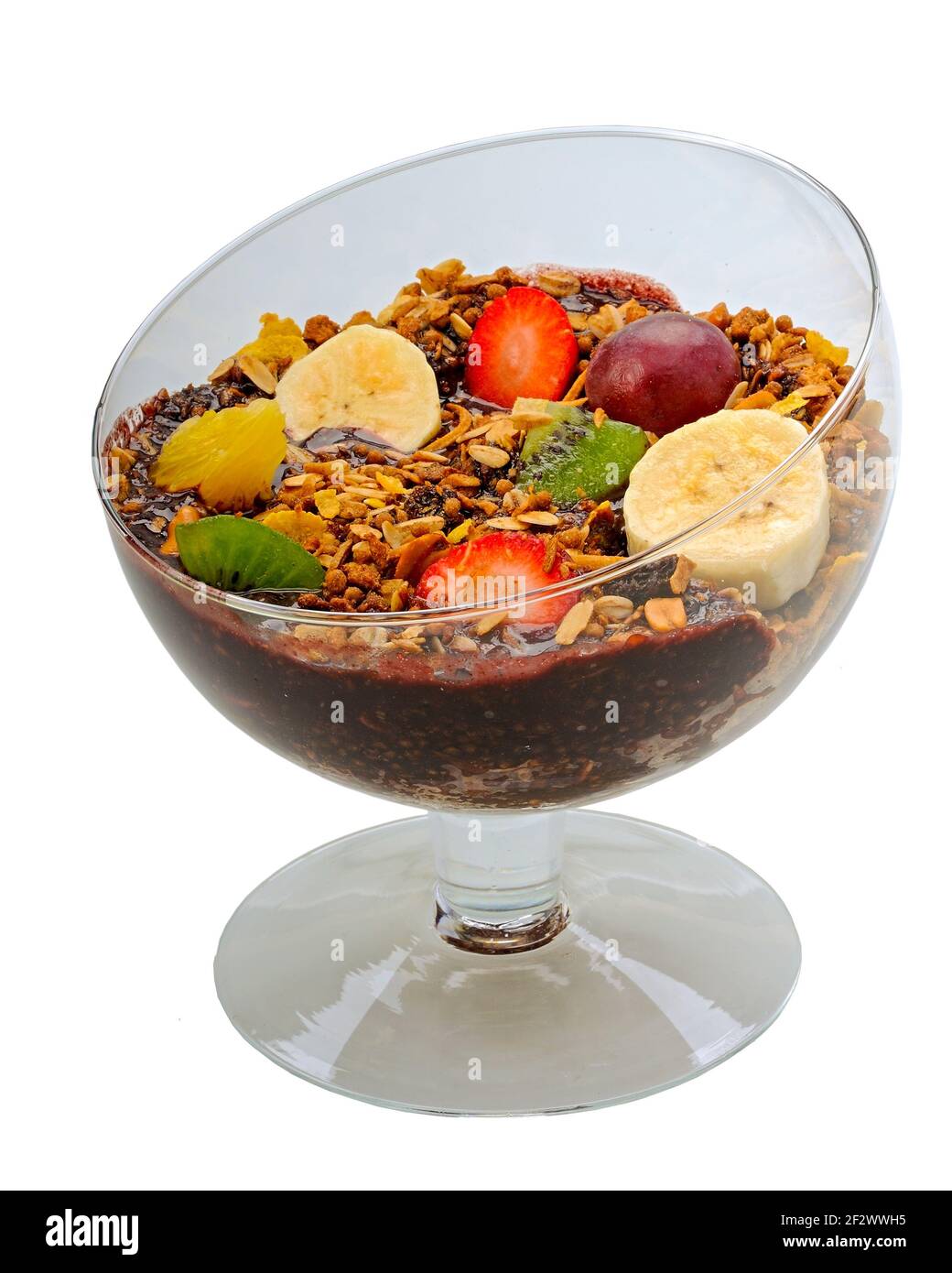 Glasschale mit acai mit Granola und Früchten wie Erdbeere, Traube, Banane, Papaya, Orange, Kiwi auf weißem Hintergrund. Stockfoto