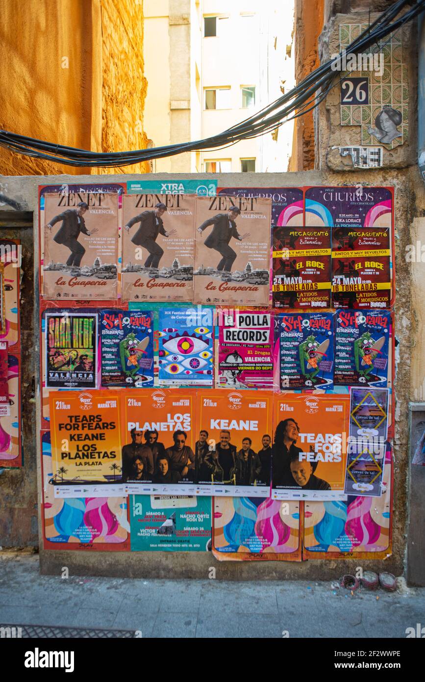Bunte Plakate an einer Wand im Barrio del Carmen in der Innenstadt von Valencia, Spanien Stockfoto