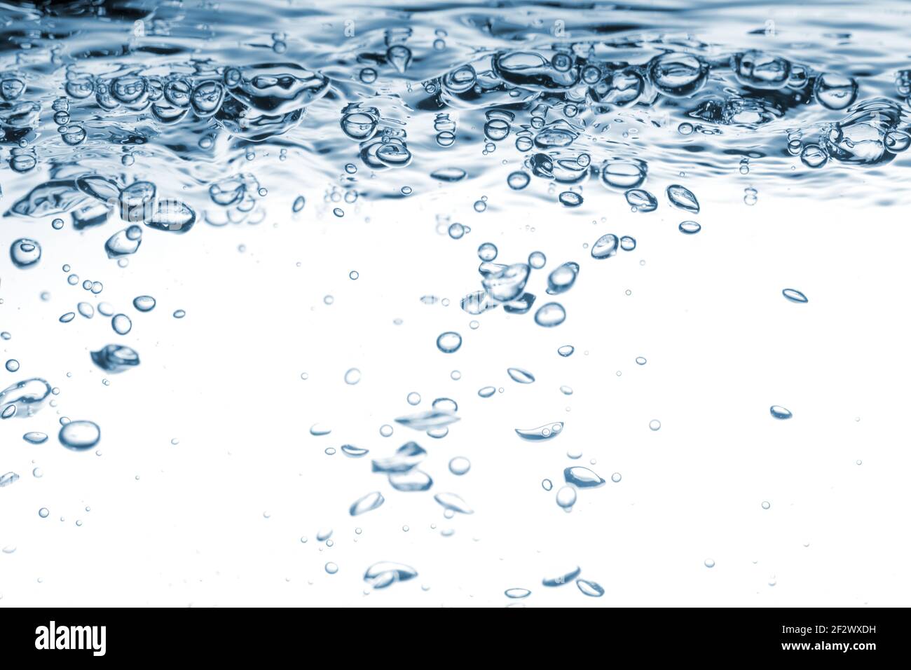 Wasser blau Natur Hintergrund. Blasen auf der Oberfläche der klaren Wasserflüssigkeit Stockfoto