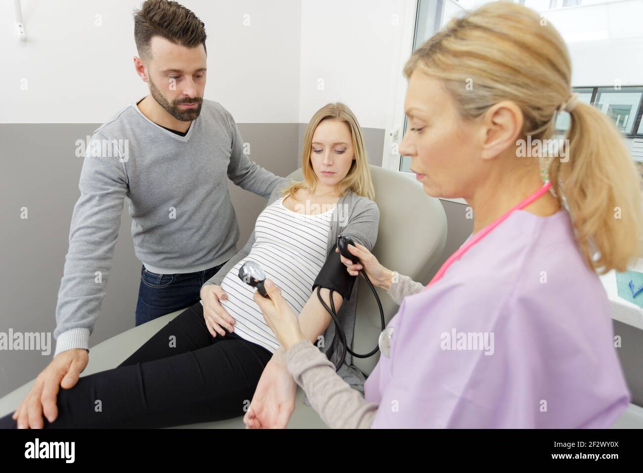 Schwangerschaft frauenarzt liege Fotos und Bildmaterial in hoher Auflösung Alamy