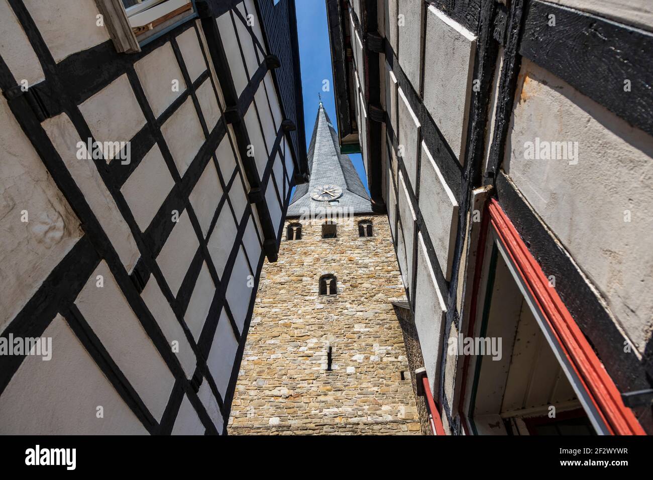 Historisches Zentrum mit Fachwerkhäusern und dem Kirchturm der St. Georg-Kirche, Hattingen, Ruhrgebiet, Nordrhein-Westfalen, Deutschland, Europa Stockfoto