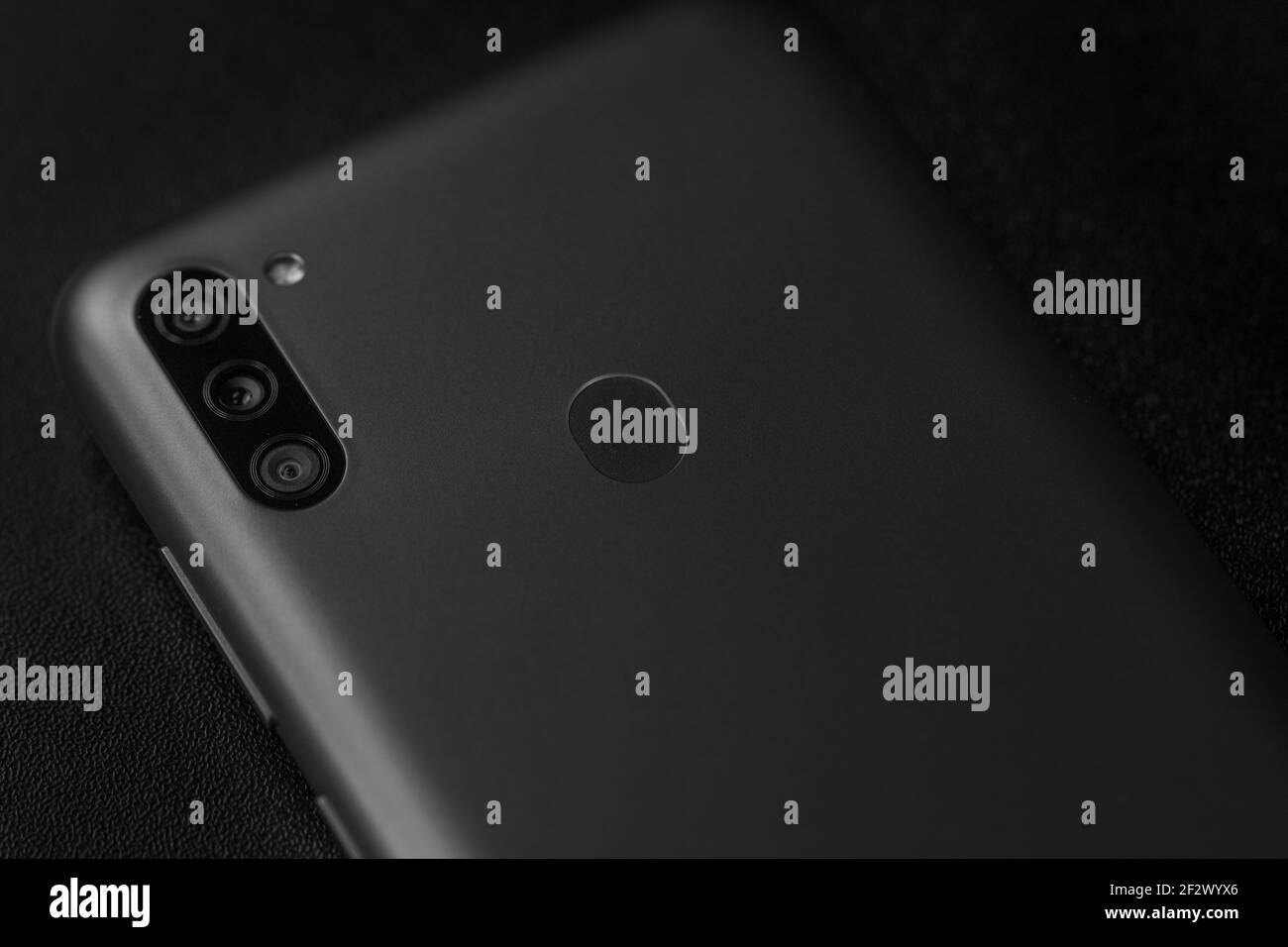 Selektiver Fokus auf der Rückseite des neuen Smartphones Samsung Galaxy M11 Dreifach-Kamera und Fingerabdrucksensor. Bukarest, Rumänien, 2021 Stockfoto