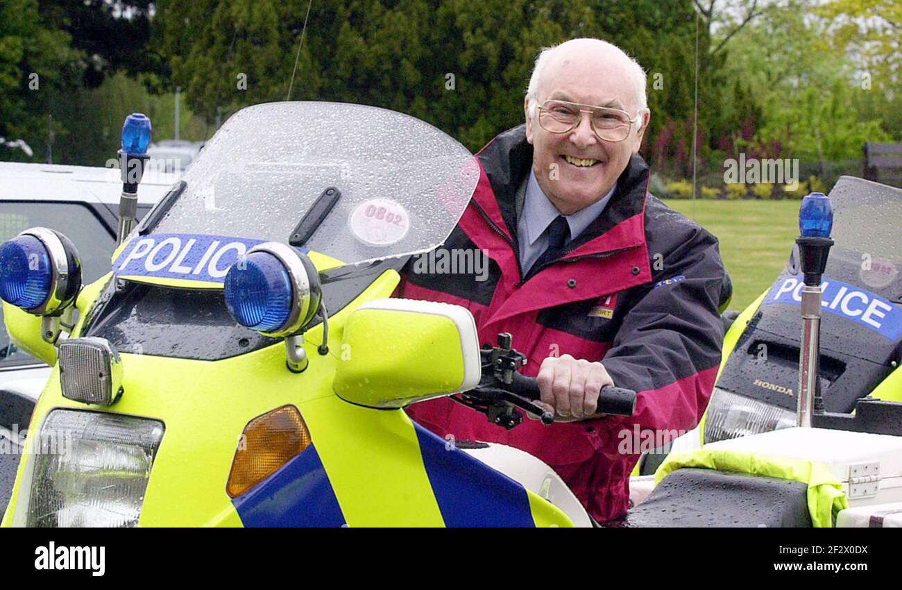 Datei Foto vom 30-04-2002 von Life Long Motorradfahrer Murray Walker startet eine West Mercia Constabulary Kampagne für Biker zu "fahren und zu überleben" in der Polizei HQ. Ausgabedatum: Ausgabedatum: Sonntag, 13. März 2021. Stockfoto