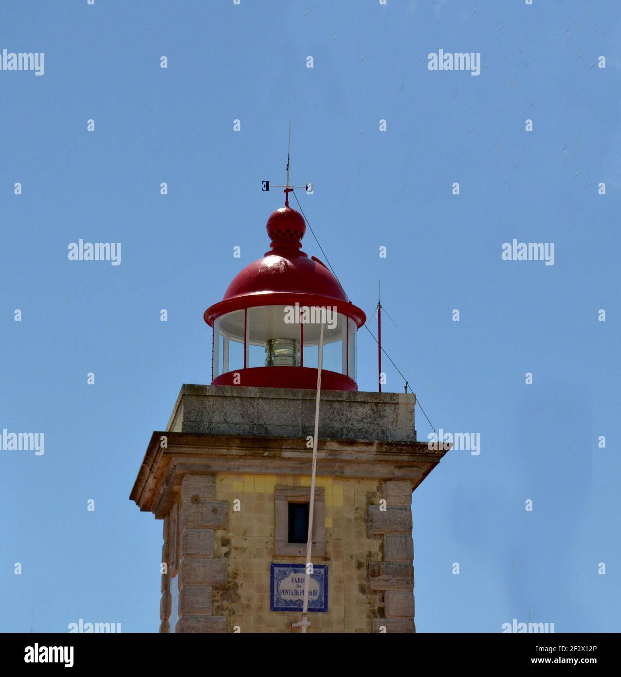 Schöner Leuchtturm an der Küste Stockfoto