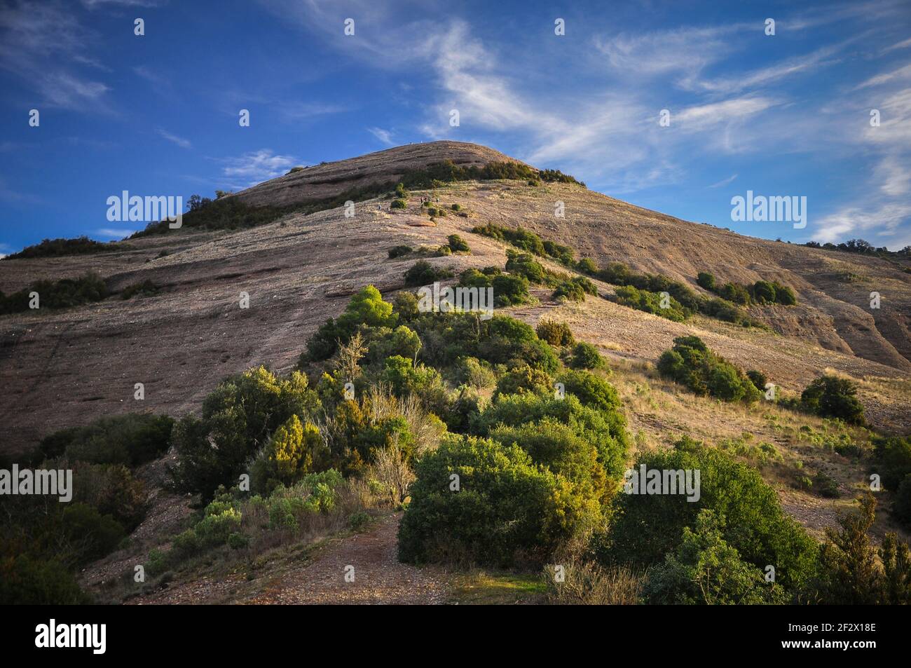 Aufstieg zum Montcau-Gipfel an einem Wintermorgen (PN Sant Llorenç del Munt, Katalonien, Spanien) ESP: Subida a la cima del Montcau una mañana de invierno Stockfoto