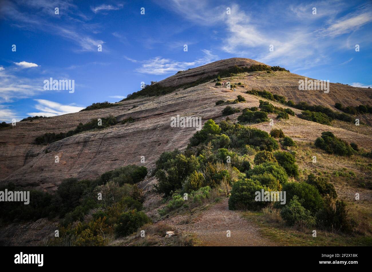 Aufstieg zum Montcau-Gipfel an einem Wintermorgen (PN Sant Llorenç del Munt, Katalonien, Spanien) ESP: Subida a la cima del Montcau una mañana de invierno Stockfoto