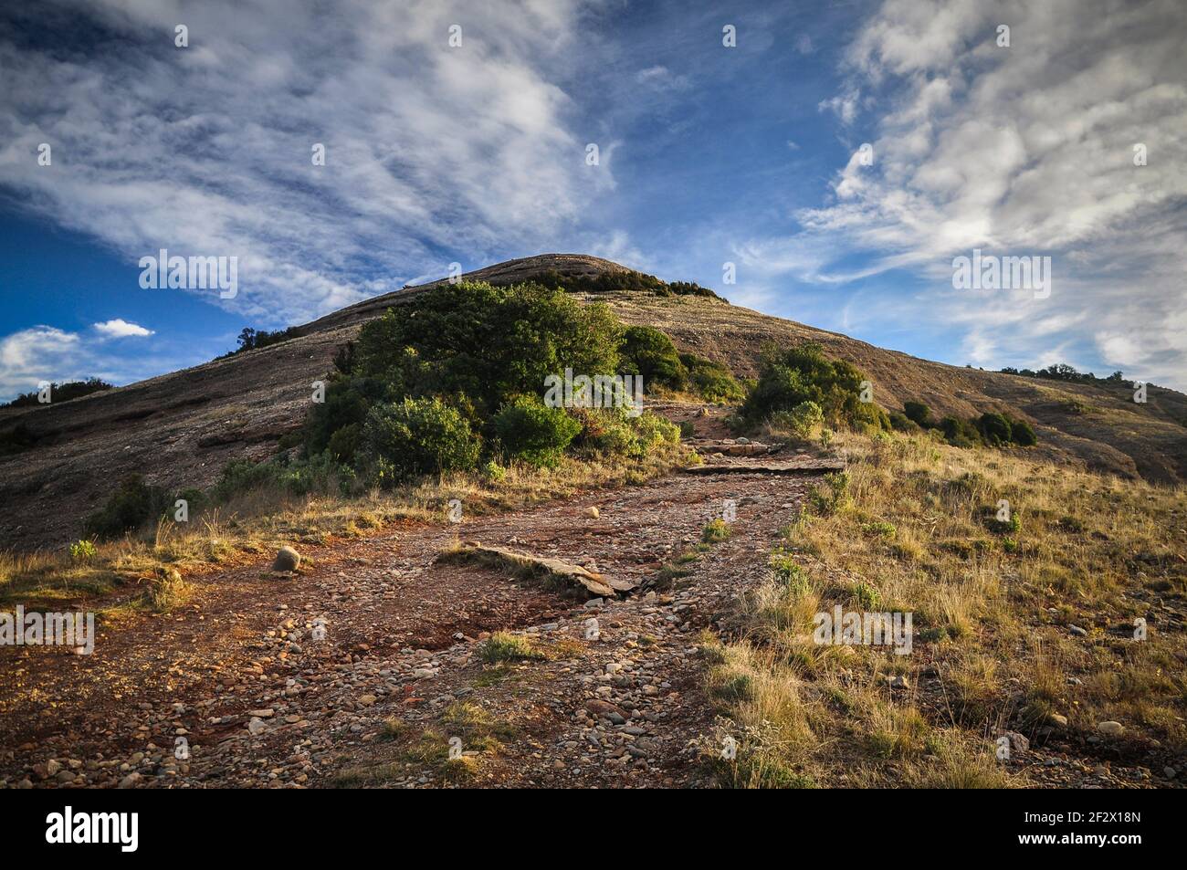 Aufstieg zum Montcau-Gipfel an einem Wintermorgen (PN Sant Llorenç del Munt, Katalonien, Spanien) ESP: Subida a la cima del Montcau una mañana de invierno Stockfoto