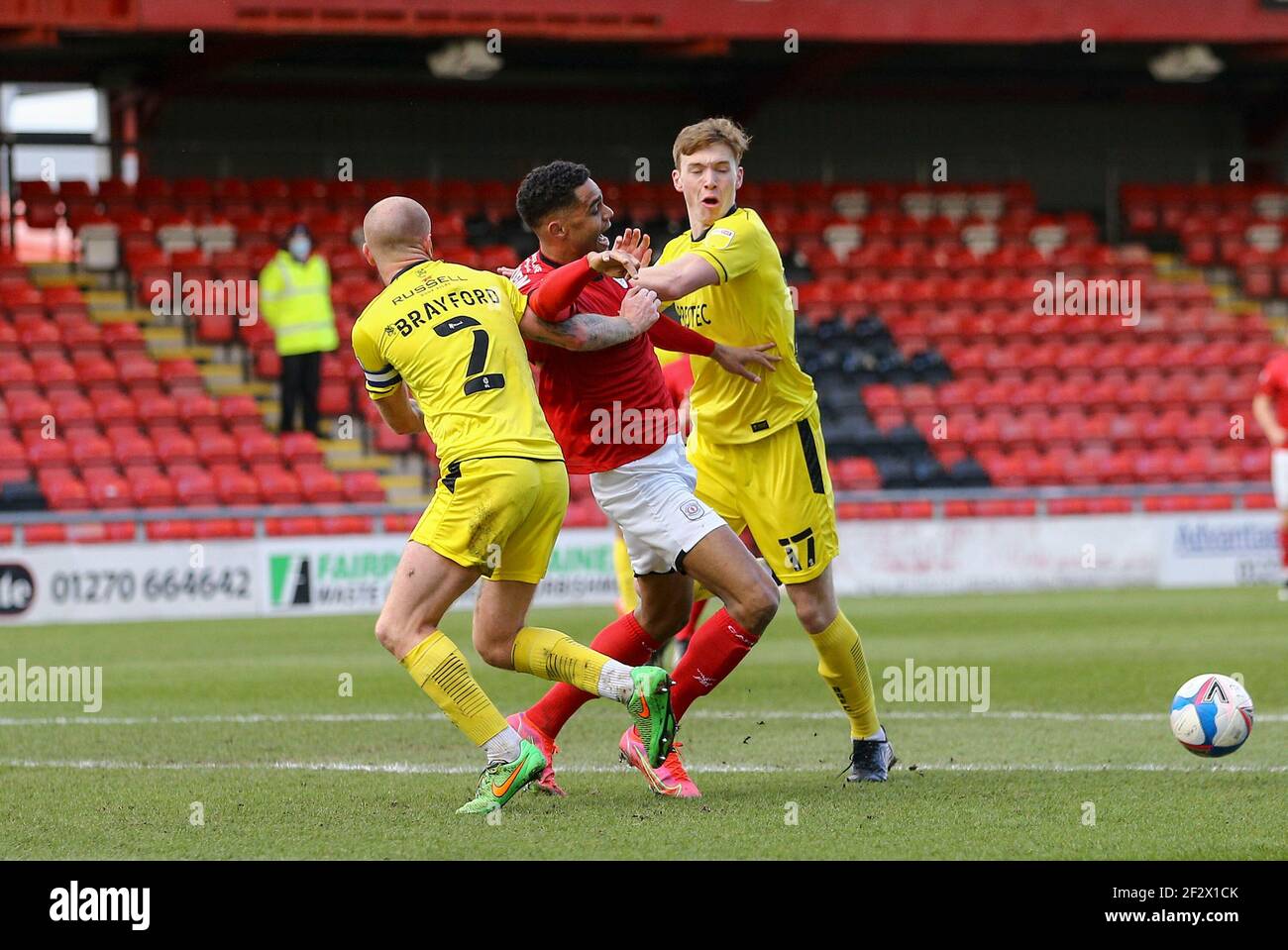 Mikael Mandron von Crewe Alexandra liegt zwischen John Brayford von Burton Albion (l) und Hayden Carter von Burton Albion. EFL Skybet Football League One Match, Crewe Alexandra V Burton Albion im Alexandra Stadium in Crewe, Cheshire am Samstag, 13th. März 2021. Dieses Bild darf nur für redaktionelle Zwecke verwendet werden. Nur redaktionelle Verwendung, Lizenz für kommerzielle Nutzung erforderlich. Keine Verwendung in Wetten, Spiele oder ein einzelner Club / Liga / Spieler Publikationen. PIC von Chris Stading / Andrew Orchard Sport Fotografie / Alamy Live News Stockfoto