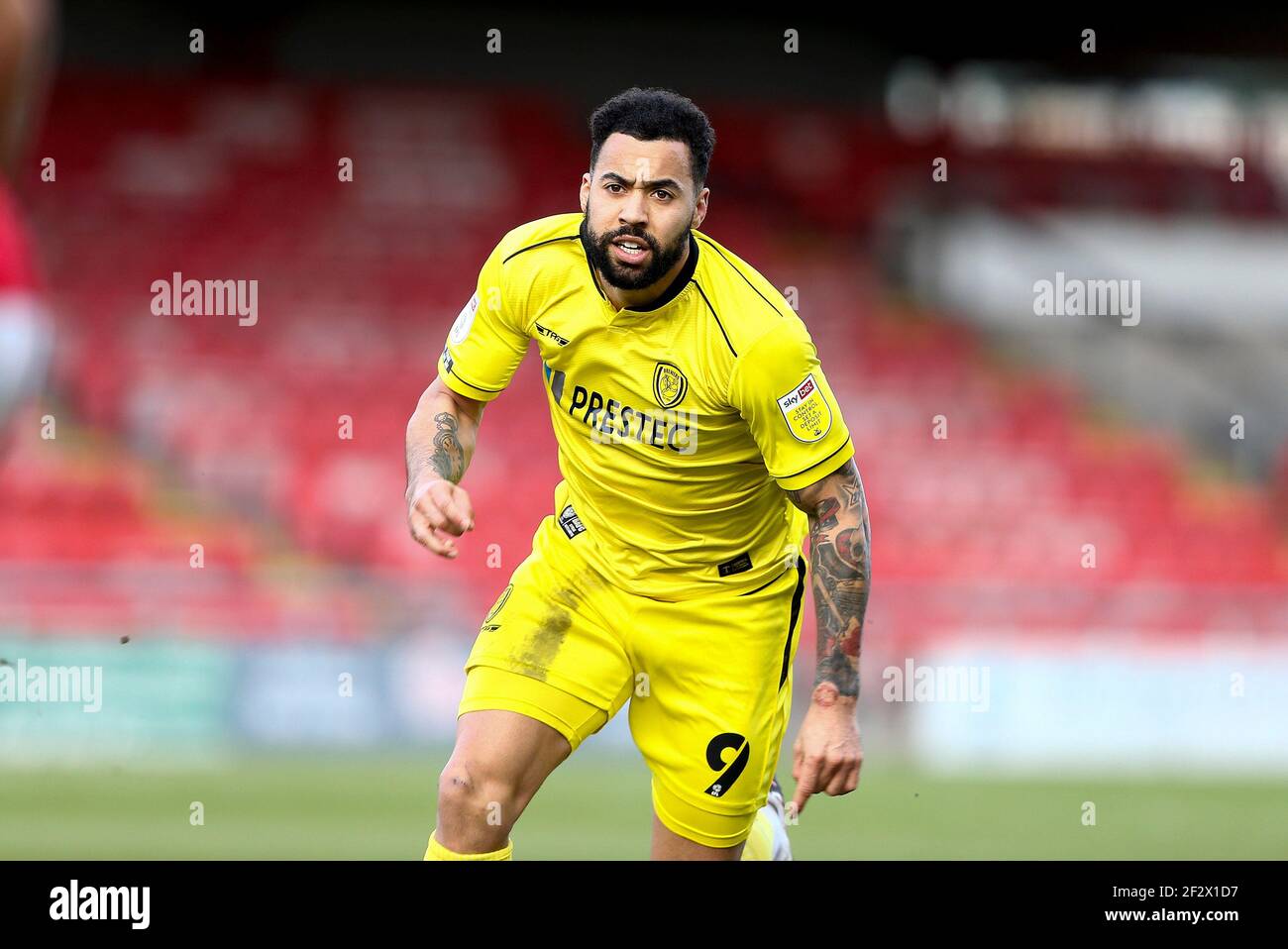 Crewe, Großbritannien. März 2021, 13th. Kane Hemmings von Burton Albion schaut auf. EFL Skybet Football League One Match, Crewe Alexandra V Burton Albion im Alexandra Stadium in Crewe, Cheshire am Samstag, 13th. März 2021. Dieses Bild darf nur für redaktionelle Zwecke verwendet werden. Nur redaktionelle Verwendung, Lizenz für kommerzielle Nutzung erforderlich. Keine Verwendung in Wetten, Spiele oder ein einzelner Club / Liga / Spieler Publikationen. PIC von Chris Stading / Andrew Orchard Sport Fotografie / Alamy Live News Kredit: Andrew Orchard Sport Fotografie / Alamy Live News Stockfoto