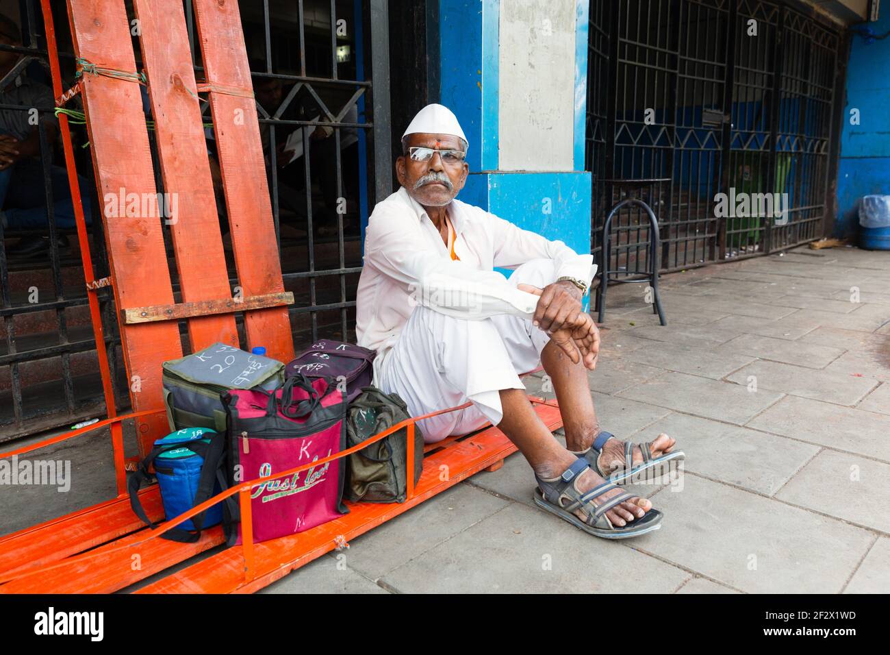 Indien, Mumbai - Mumbai Dabbawala nach der Lieferung des Essens Stockfoto