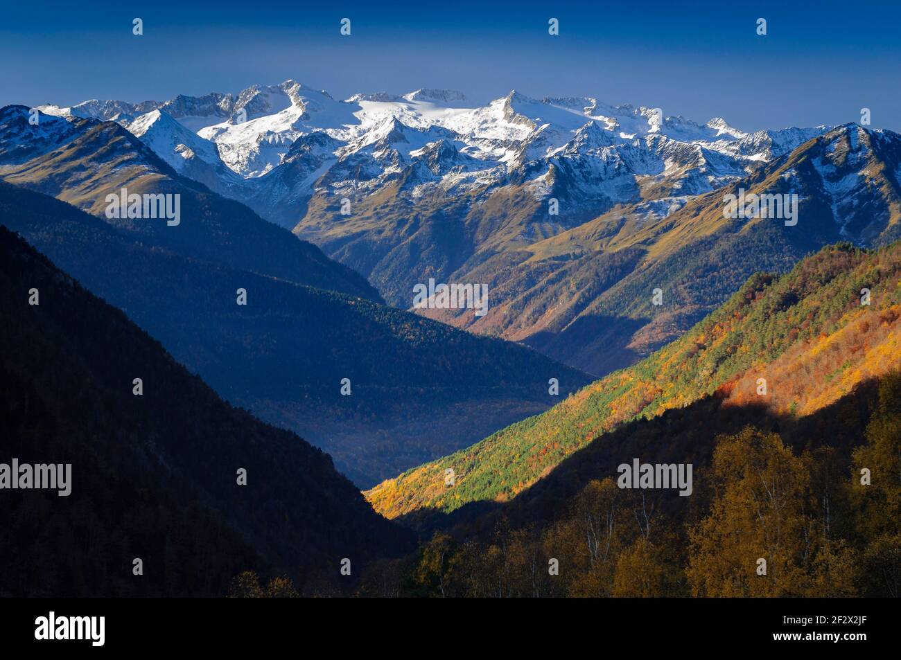 Sonnenaufgang über der Maladeta-Bergkette und dem Aneto-Gipfel, vom Varradós-Tal aus gesehen (Aran-Tal, Katalonien, Spanien, Pyrenäen) Stockfoto