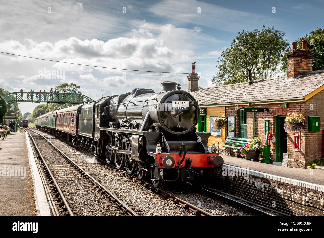 BR 4-6-0 5MT No. 45379 kommt in Medstead und vier Mark Station auf der Mid-Hants Railway, Hampshire Stockfoto