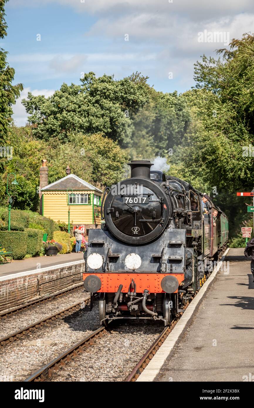 BR 2-6-0 '4MT' No. 76017 kommt in Medstead und vier Mark Station auf der Mid-Hants Railway, Hampshire Stockfoto