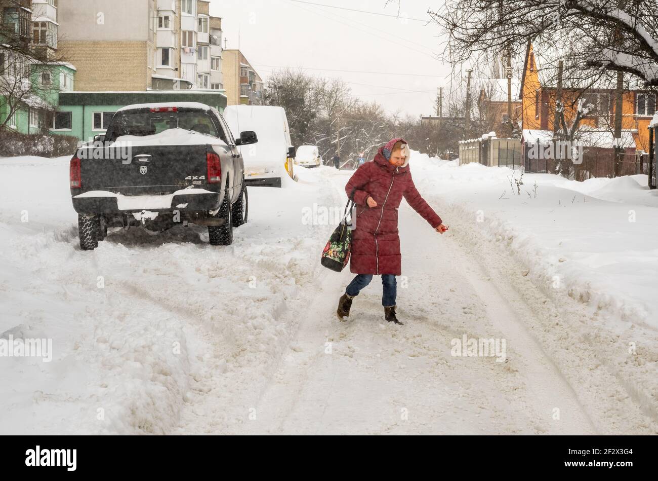 Lutsk, Ukraine - Februar 12,2020: Unsaubere, rutschige Straßen und Gehwege im Winter. Stadtstraße nach Schneesturm. Rekordmengen an Schnee Stockfoto