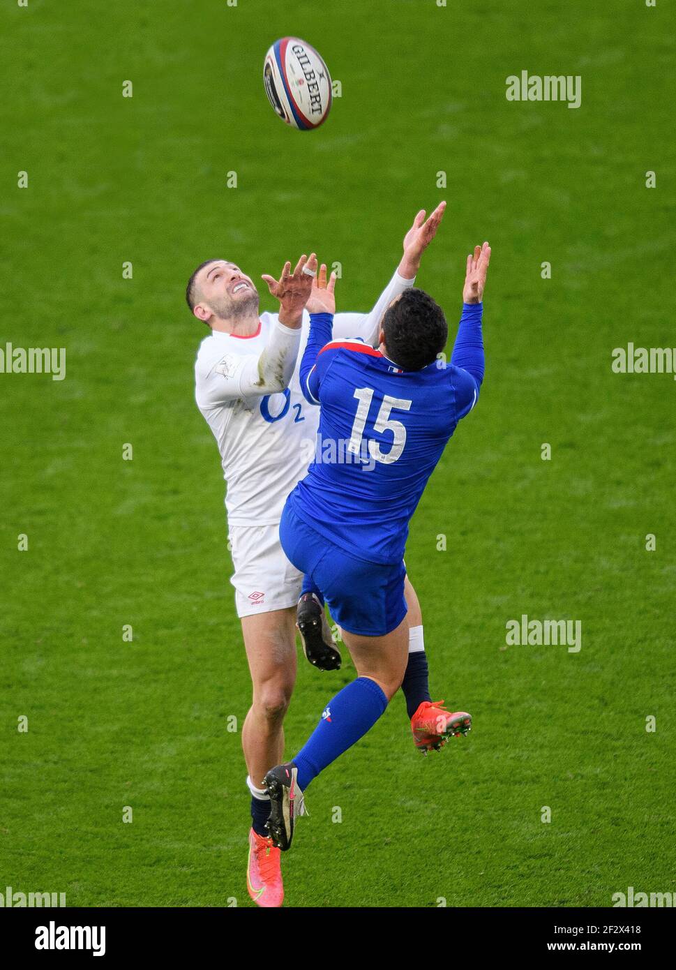 Twickenham Stadium, 13th Mär 2021 Englands Jonny May konkurriert um einen Luftball mit Brice Dulin Bildquelle : © Mark Pain / Alamy Live News Stockfoto