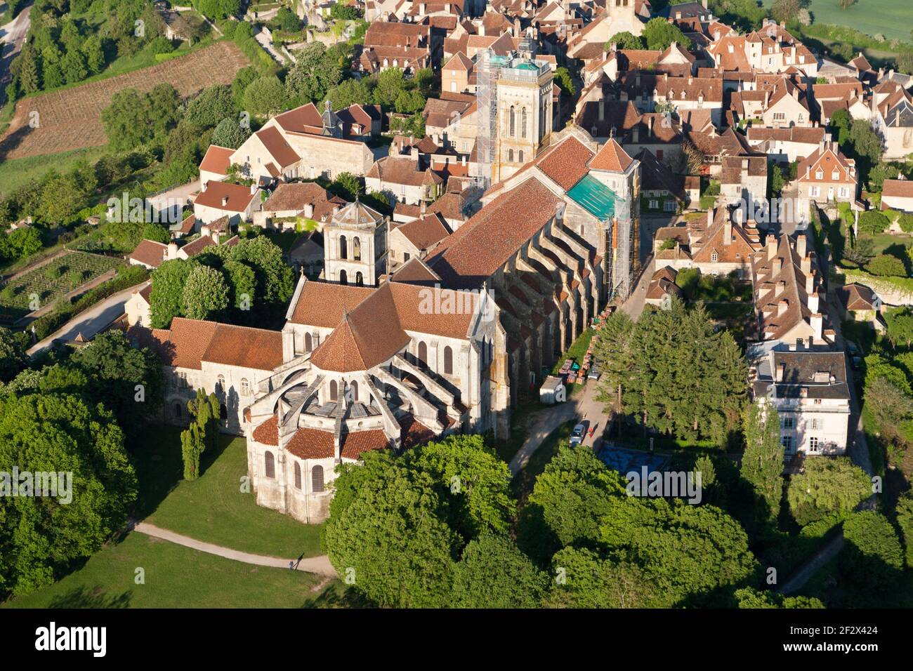 Basilika Vézelay vom Himmel aus gesehen, Abteilung Yonne in der Region Bourgogne-Franche-comté, Frankreich Stockfoto