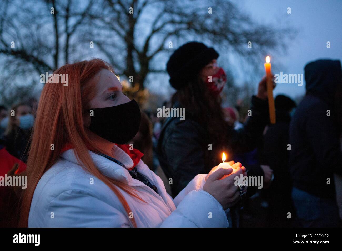 London, Großbritannien, 13. März 2021: Trotz der Warnungen der Metropolitan Police versammelten sich Hunderte von Menschen auf Clapham Common am Bandstand als Mahnwache für die ermordete Frau Sarah Everard und um allgemeiner gegen die Haltung der Polizei und der Gesellschaft zu männlicher Gewalt und Frauenfreiheit zu protestieren. Anna Watson/Alamy Live News Stockfoto