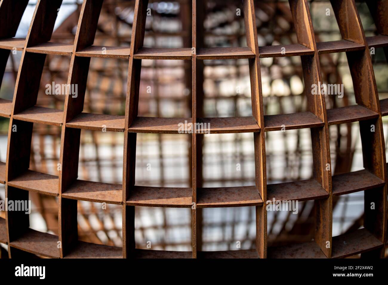 Rostige Gitterkugel aus Metall, Nahaufnahme, Textur Stockfoto