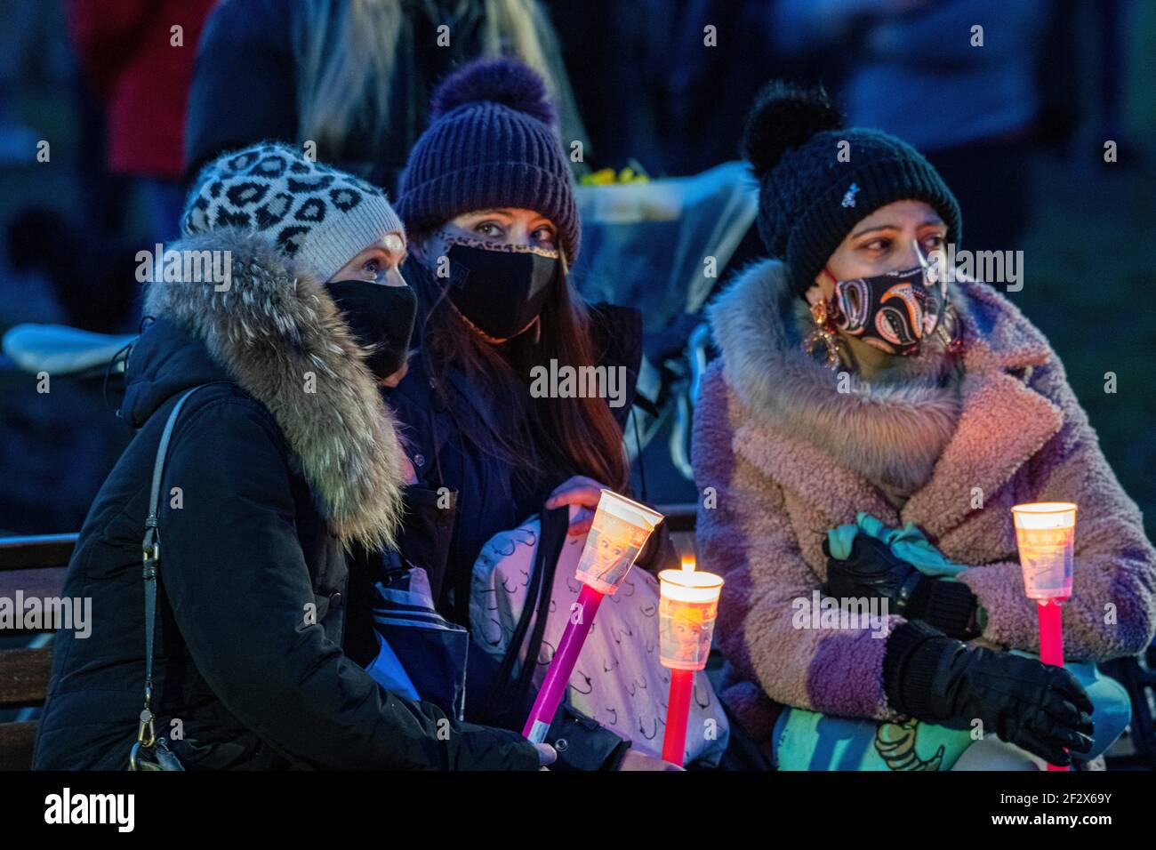 Hunderte von Menschen versammeln sich auf Clapham Common am Bandstand Als Mahnwache für die ermordete Frau Sarah Everard - Die Mahnwache war zur Sperrung verboten worden Stockfoto