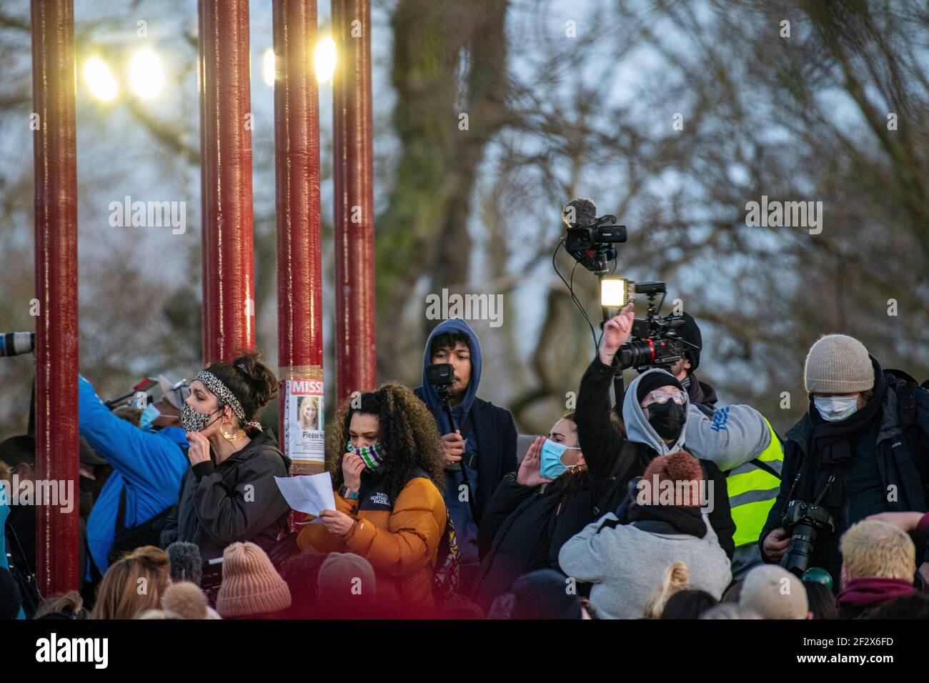 Hunderte von Menschen versammeln sich auf Clapham Common am Bandstand Als Mahnwache für die ermordete Frau Sarah Everard - Die Mahnwache war zur Sperrung verboten worden Stockfoto