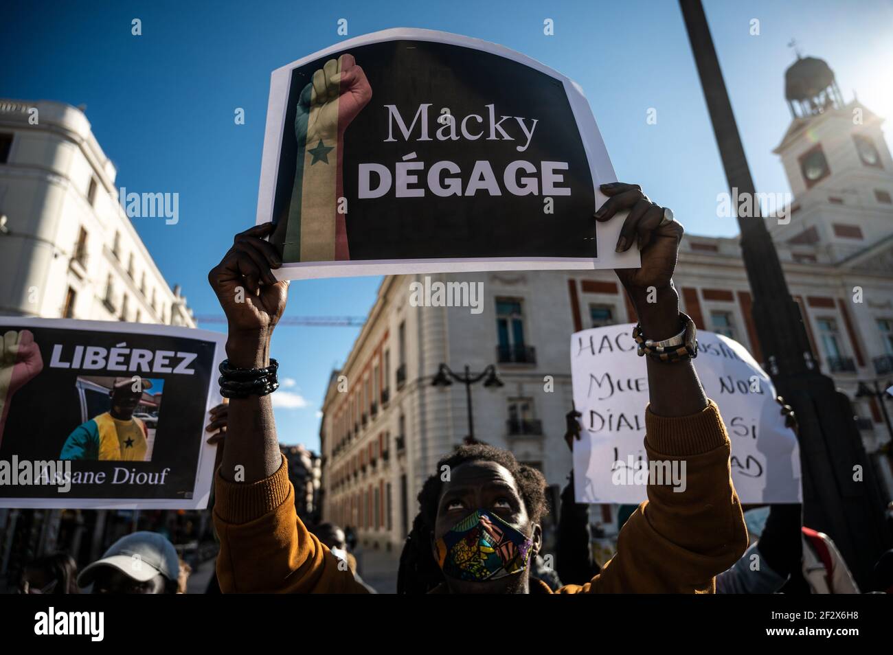 Madrid, Spanien. März 2021, 13th. Ein Mann, der mit einem Plakat gegen Präsident Macky Sall protestiert. Mitglieder der senegalesischen Gemeinschaft in Madrid protestieren gegen die aktuelle Regierung Senegals von Präsident Macky Sall und unterstützen den stellvertretenden und Oppositionsführer Ousmane Sonko, verurteilen auch die jüngsten Morde, fordern Freiheit für die inhaftierten Senegalesen und gegen die Verletzung der Menschenrechte. Quelle: Marcos del Mazo/Alamy Live News Stockfoto