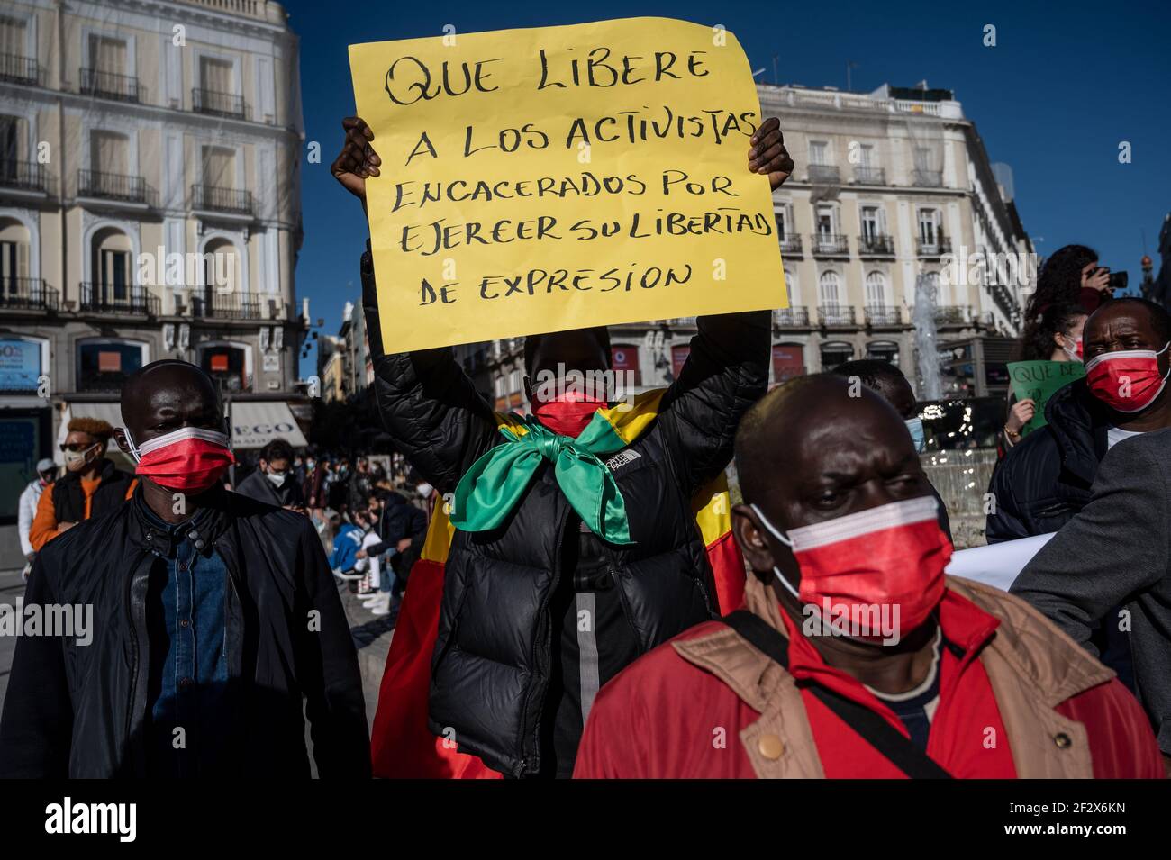 Madrid, Spanien. März 2021, 13th. Menschen protestieren mit Plakaten gegen Präsident Macky Sall. Mitglieder der senegalesischen Gemeinschaft in Madrid protestieren gegen die aktuelle Regierung Senegals von Präsident Macky Sall und unterstützen den stellvertretenden und Oppositionsführer Ousmane Sonko, verurteilen auch die jüngsten Morde, fordern Freiheit für die inhaftierten Senegalesen und gegen die Verletzung der Menschenrechte. Quelle: Marcos del Mazo/Alamy Live News Stockfoto