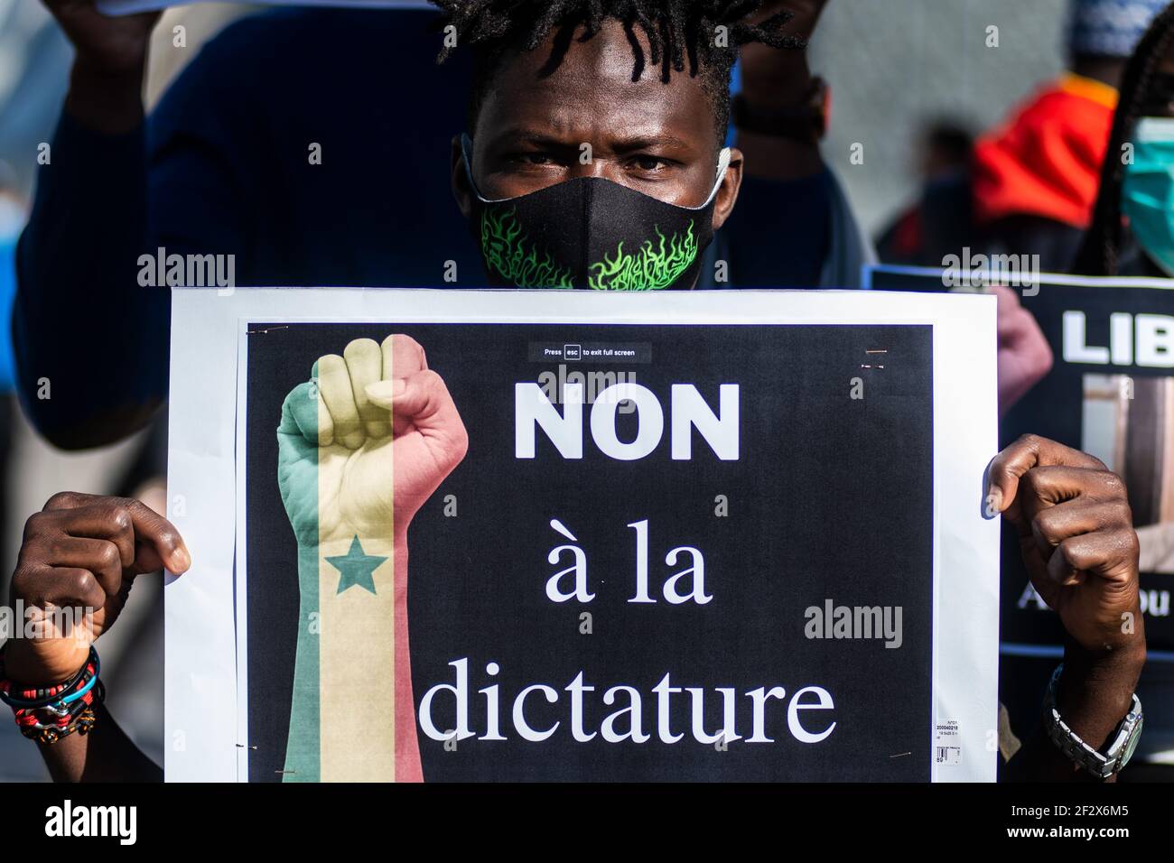 Madrid, Spanien. März 2021, 13th. Ein Mann protestiert mit einem Plakat mit der Aufschrift "Nein zur Diktatur". Mitglieder der senegalesischen Gemeinschaft in Madrid protestieren gegen die aktuelle Regierung Senegals von Präsident Macky Sall und unterstützen den stellvertretenden und Oppositionsführer Ousmane Sonko, verurteilen auch die jüngsten Morde, fordern Freiheit für die inhaftierten Senegalesen und gegen die Verletzung der Menschenrechte. Quelle: Marcos del Mazo/Alamy Live News Stockfoto