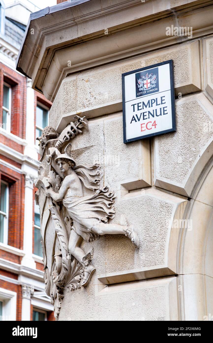 Geschnitzter Steinfries an der Fassade des ehemaligen Hauptsitzes der Argus Printing Company, 19th Jahrhundert denkmalgeschütztes Gebäude 10 Temple Avenue, London, Großbritannien Stockfoto