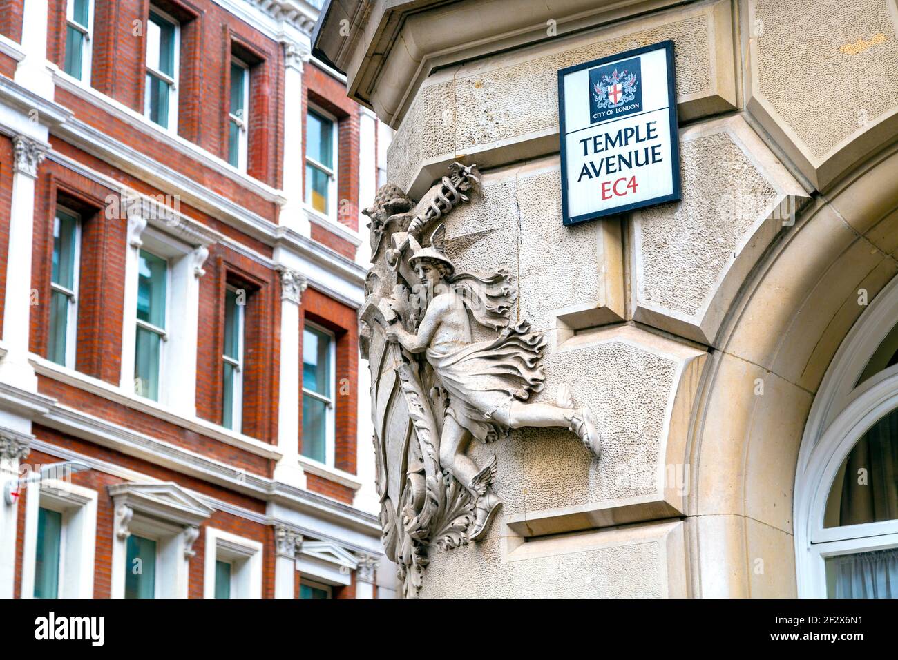 Geschnitzter Steinfries an der Fassade des ehemaligen Hauptsitzes der Argus Printing Company, 19th Jahrhundert denkmalgeschütztes Gebäude 10 Temple Avenue, London, Großbritannien Stockfoto