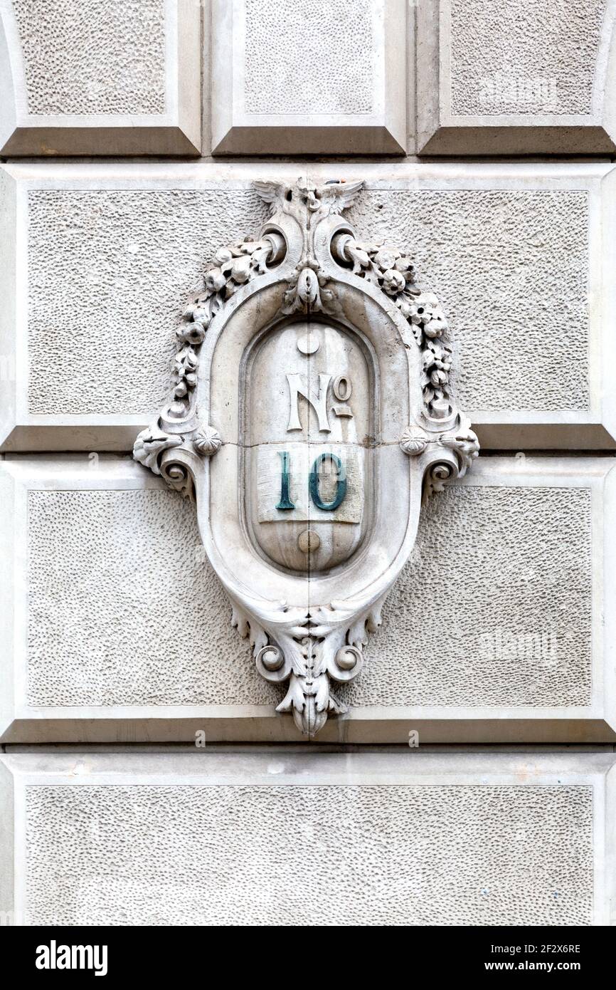 Geschnitzter Steinfries an der Fassade des ehemaligen Hauptsitzes der Argus Printing Company, 19th Jahrhundert denkmalgeschütztes Gebäude 10 Temple Avenue, London, Großbritannien Stockfoto