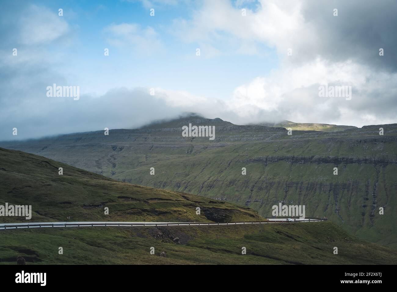 Spektakuläre Ausblicke auf die malerischen Fjorde der Färöer Inseln in der Nähe des Dorfes Funningur mit Bergen an einem sonnigen Frühlingstag. Stockfoto