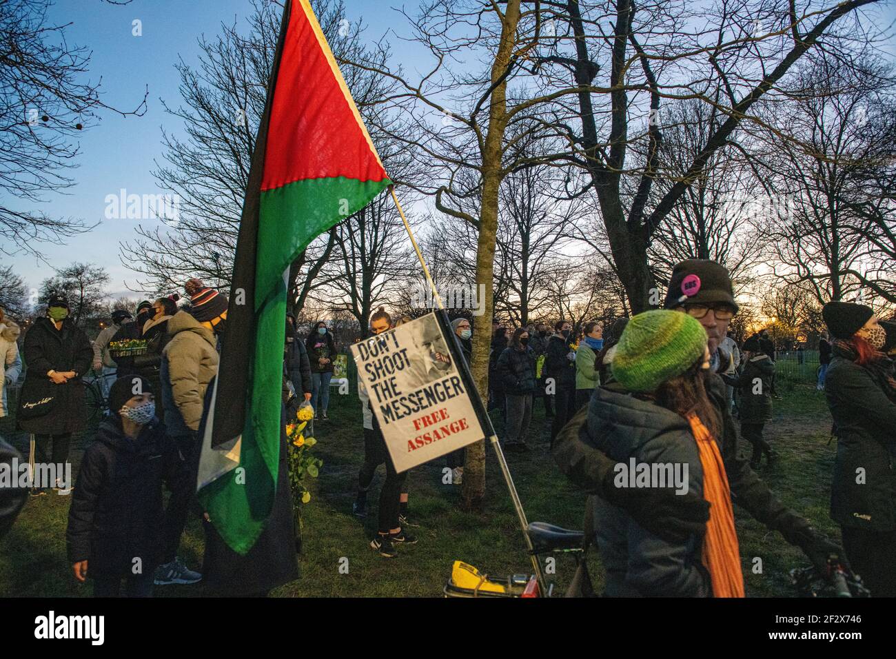 Hunderte von Menschen versammeln sich auf Clapham Common am Bandstand Als Mahnwache für die ermordete Frau Sarah Everard - Die Mahnwache war zur Sperrung verboten worden Stockfoto
