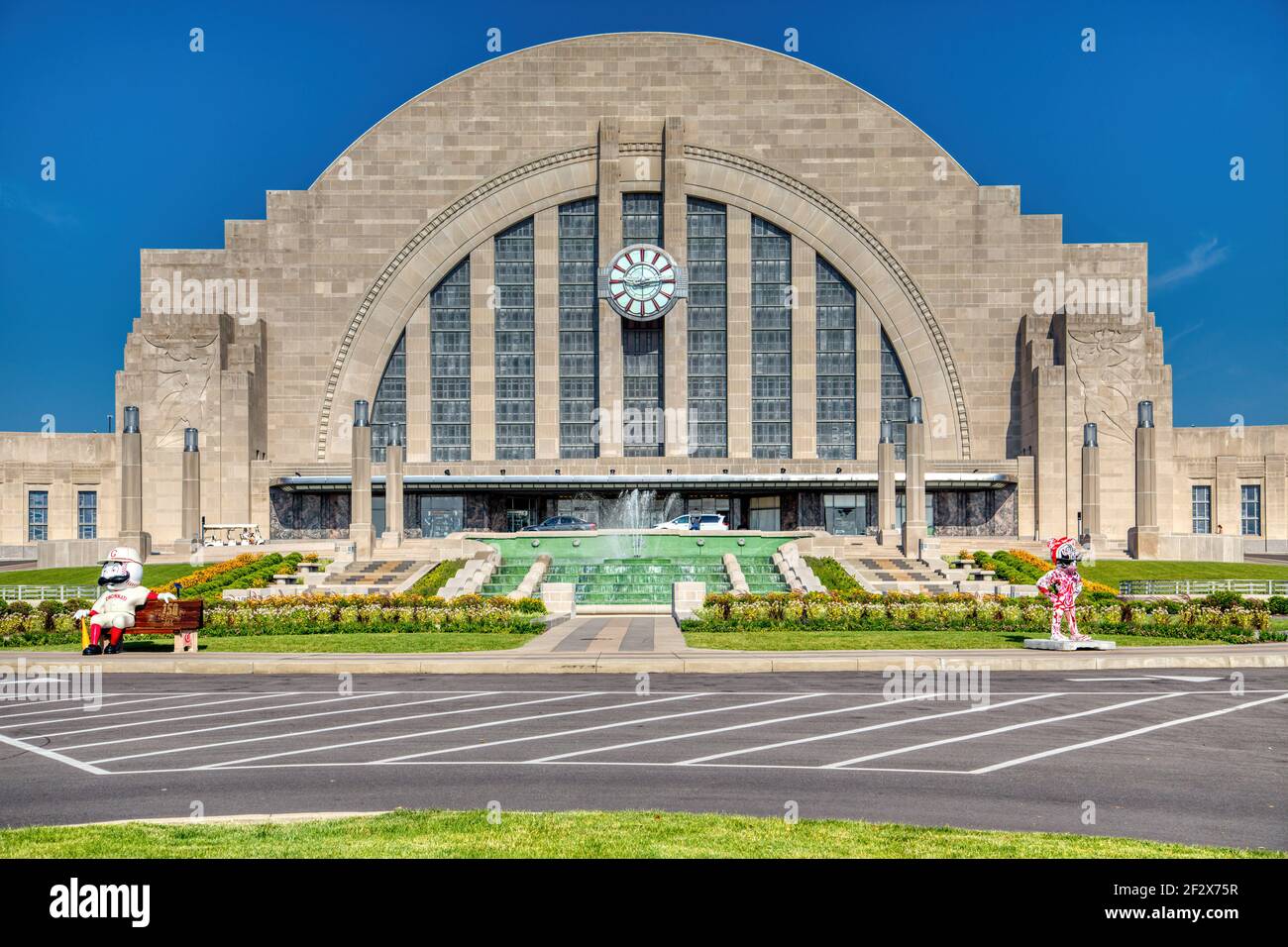 Cincinnati Union Terminal diente einst fünf Eisenbahnen; das Art déco-Wahrzeichen ist heute vor allem Museumsraum, mit Amtrak-Abfahrten nur 3 Nächte pro Woche. Stockfoto