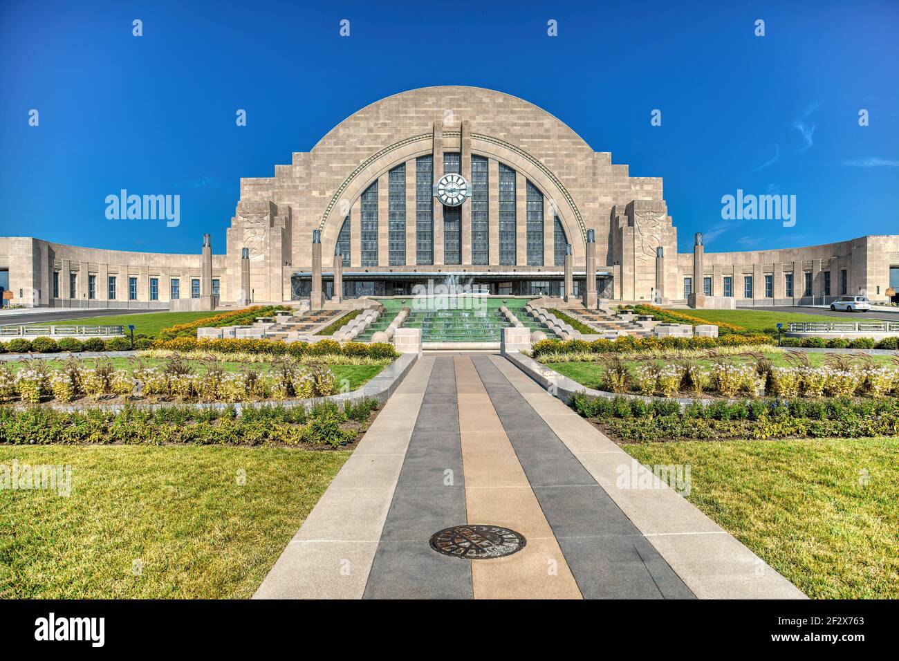 Cincinnati Union Terminal diente einst fünf Eisenbahnen; das Art déco-Wahrzeichen ist heute vor allem Museumsraum, mit Amtrak-Abfahrten nur 3 Nächte pro Woche. Stockfoto