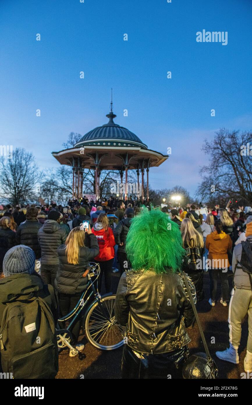 Hunderte von Menschen versammeln sich auf Clapham Common am Bandstand Als Mahnwache für die ermordete Frau Sarah Everard - Die Mahnwache war zur Sperrung verboten worden Stockfoto