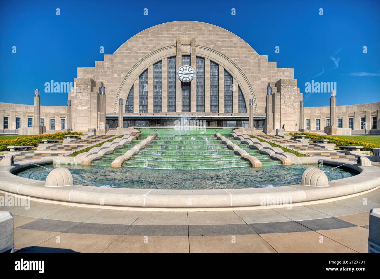 Cincinnati Union Terminal diente einst fünf Eisenbahnen; das Art déco-Wahrzeichen ist heute vor allem Museumsraum, mit Amtrak-Abfahrten nur 3 Nächte pro Woche. Stockfoto