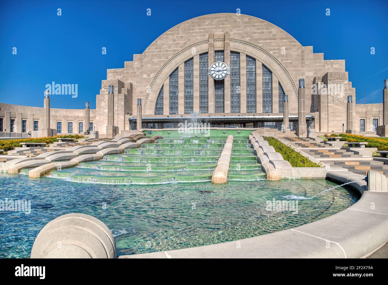 Cincinnati Union Terminal diente einst fünf Eisenbahnen; das Art déco-Wahrzeichen ist heute vor allem Museumsraum, mit Amtrak-Abfahrten nur 3 Nächte pro Woche. Stockfoto