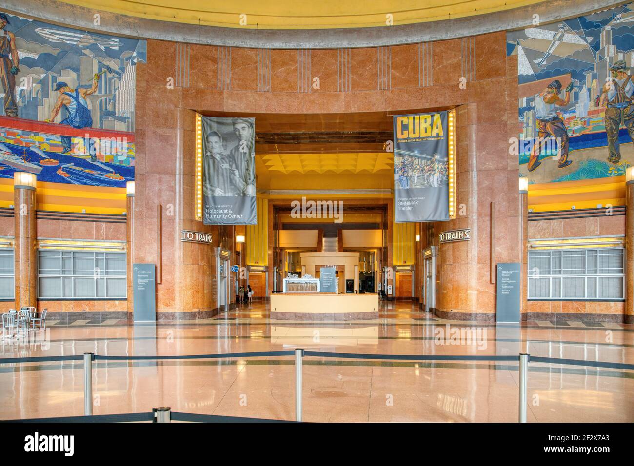 Cincinnati Union Terminal diente einst fünf Eisenbahnen; das Art déco-Wahrzeichen ist heute vor allem Museumsraum, mit Amtrak-Abfahrten nur 3 Nächte pro Woche. Stockfoto