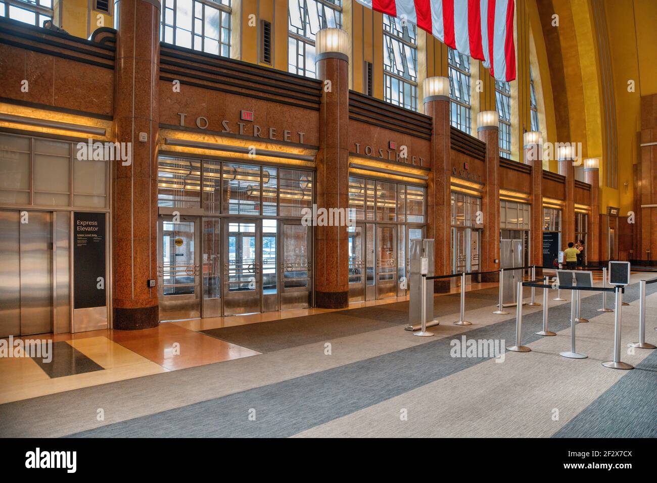 Cincinnati Union Terminal diente einst fünf Eisenbahnen; das Art déco-Wahrzeichen ist heute vor allem Museumsraum, mit Amtrak-Abfahrten nur 3 Nächte pro Woche. Stockfoto